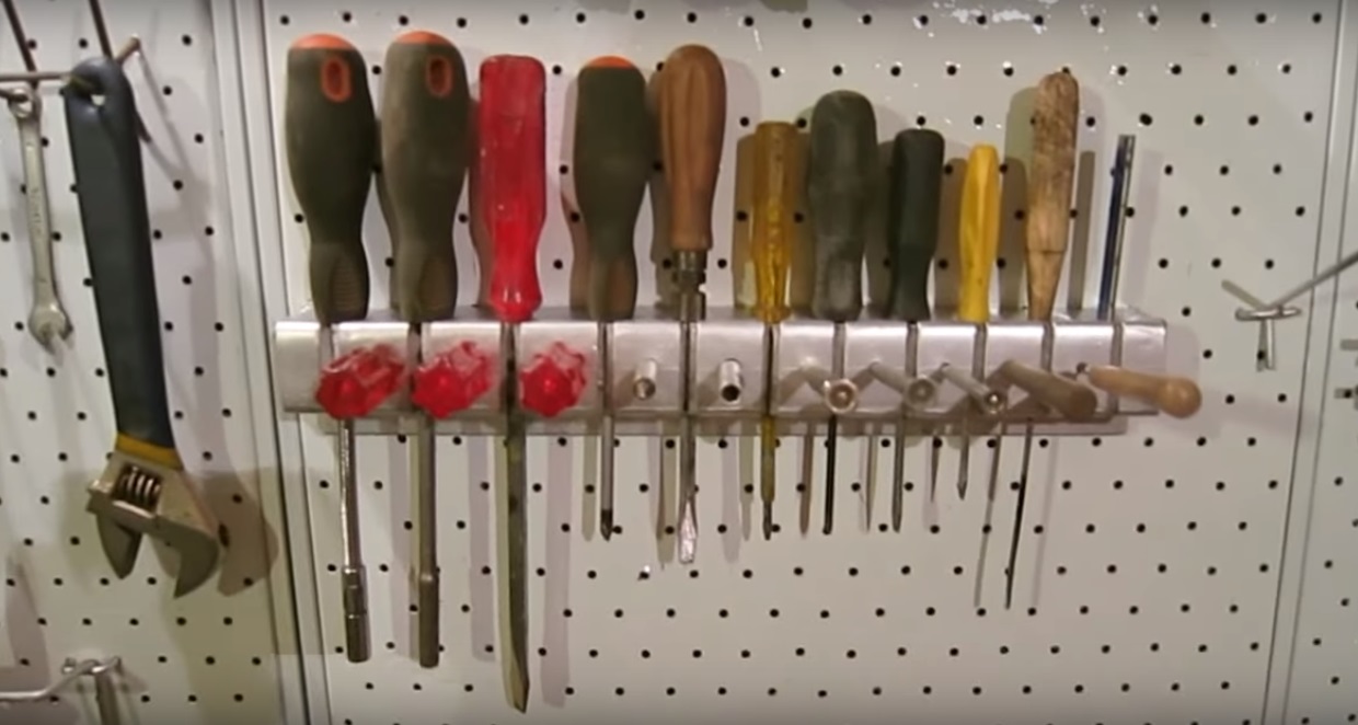 Инструменты и приспособления. Видео инструмента своими руками. Полки для инструментов своими руками. Органайзер для отверток. Ящик для инструментов из фанеры.